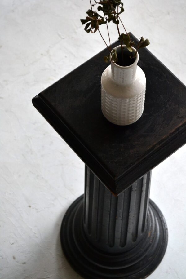 Pedestal black