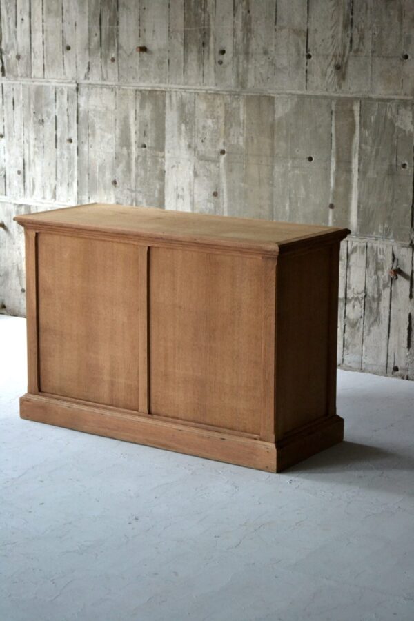 Counter cabinet
