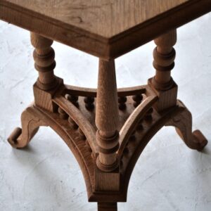 Hexagonal tripod table